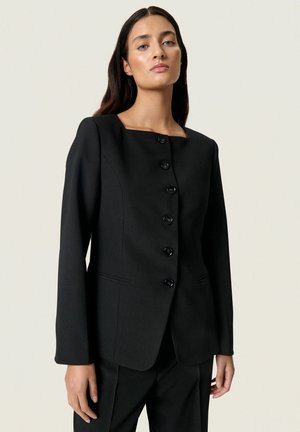 Črni krojeni blazer s kvadratnim izrezom, šestimi črnimi gumbi, dolgimi rokavi in strukturirano silhueto. Gladek material z nežno teksturo.