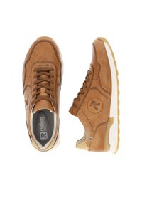 Baskets en cuir marron avec surface texturée, bout rond, semelle blanche contrastante et logo en relief sur le côté. Présente un design à lacets.