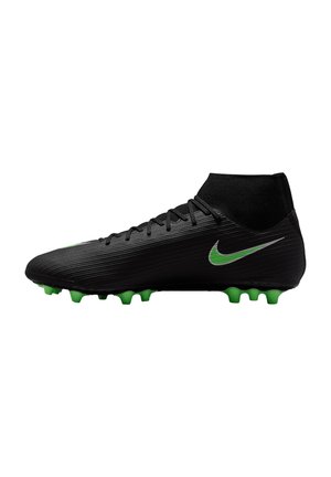 Čierna futbalová kopačka s vysokým členkom, zelenými kolíkmi a zeleno-bielym logom Nike na strane, zobrazená v profile na bielom pozadí.