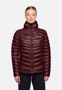 Giacca a vento bordeaux con cappuccio e motivo a chevron. Presenta una cerniera completa, texture morbida e logo Vaude sul lato sinistro del petto.
