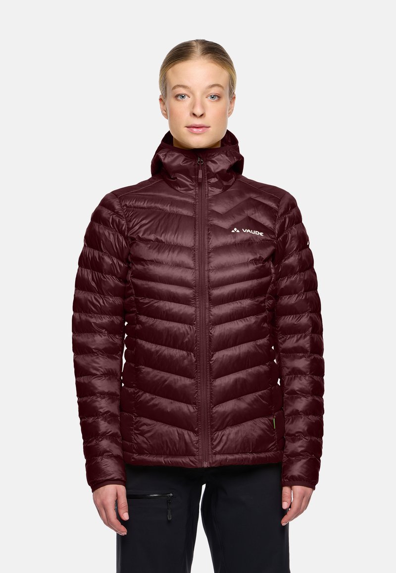 Giacca a vento bordeaux con cappuccio e motivo a chevron. Presenta una cerniera completa, texture morbida e logo Vaude sul lato sinistro del petto.