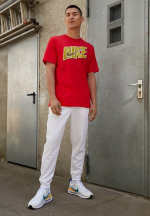 AIR MAX DAWN NN SOS - Sneakers - white/malachite/sail/university gold/university red/game royal