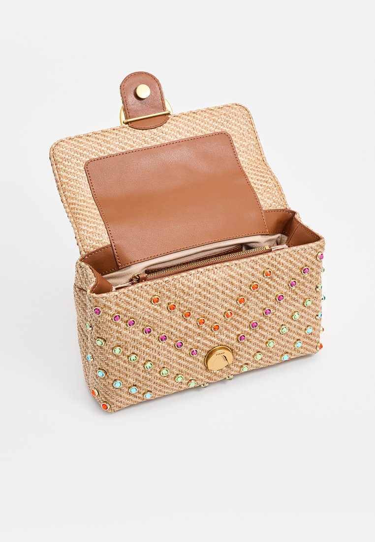 Bolso de mano tejido en tono marrón con un exterior texturizado, adornado con tachuelas de colores. Cuenta con un forro de piel marrón y un cierre de clasp dorado. Diseño abierto.