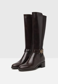 Knöchelhohe braune Lederstiefel mit einem eleganten Design, glatter Textur und einem seitlichen Reißverschluss. Verfügt über einen dekorativen Riemen und eine Schnallenakzent.