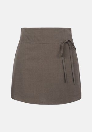 Καφέ μίνι φούστα σε γραμμή Α με ψηλή μέση και δεμένη φιόγκο στη δεξιά πλευρά, κατασκευασμένη από ελαφρύ ύφασμα.