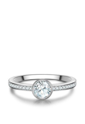 Anello d'argento con un grande diamante rotondo centrale incassato e diamanti più piccoli incastonati lungo la sottile fascia.
