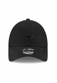Schwarze verstellbare Baseballmütze mit rundem Schirm, die ein auffälliges schwarzes Logo auf der Vorderseite und eine strukturierte Stoffoberfläche aufweist.
