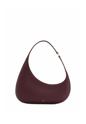 Sac d'épaule en cuir brun foncé en forme de croissant avec une seule sangle et un petit logo de marque doré près du centre inférieur.