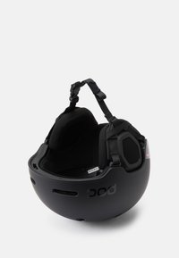 Fekete sí sisak lekerekített formával, állítható pántokkal, belső párnázattal, szellőző nyílásokkal és oldalsó logóval.