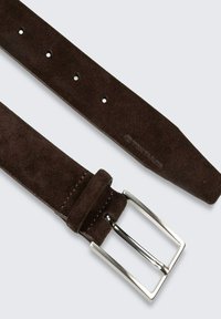 Brauner Wildledergürtel mit flacher Form, silberner rechteckiger Schnalle und fünf Einstelllöchern. Glatte Textur mit Kontraststeppdetail.