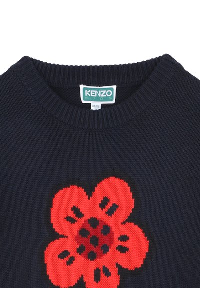 Pull en maille bleu marine avec un grand design de fleur rouge agrémenté d'accents noirs, col rond en côtes et texture douce. Étiquette Kenzo Kids visible.