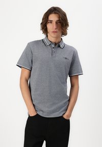 Grå polo t-shirt med slim fit, kontrasterende ribbet krave og ærmekanter samt et lille logo på brystet. Lavet af blødt bomuldsstof.