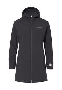 Zwarte softshelljack met capuchon, lange mouwen, ritsluiting, zijzakken en een label van gerecycled materiaal op de mouw.