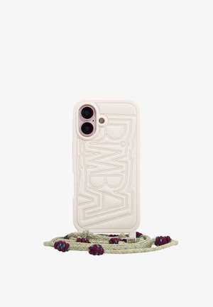 Funda de teléfono color beige claro con un diseño en relieve, recortes circulares para la cámara y una superficie texturizada. Incluye una correa decorativa en verde y marrón.