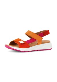 Oranje sandalen met verstelbare straps, voorzien van een vierkanten accent, zachte textuur en een witte zool met roze rubberen grip.