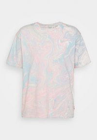 T-shirt à manches courtes au motif pastel tourbillonnant avec des couleurs bleu, rose et blanc ; logo brodé sur la poitrine ; en coton.