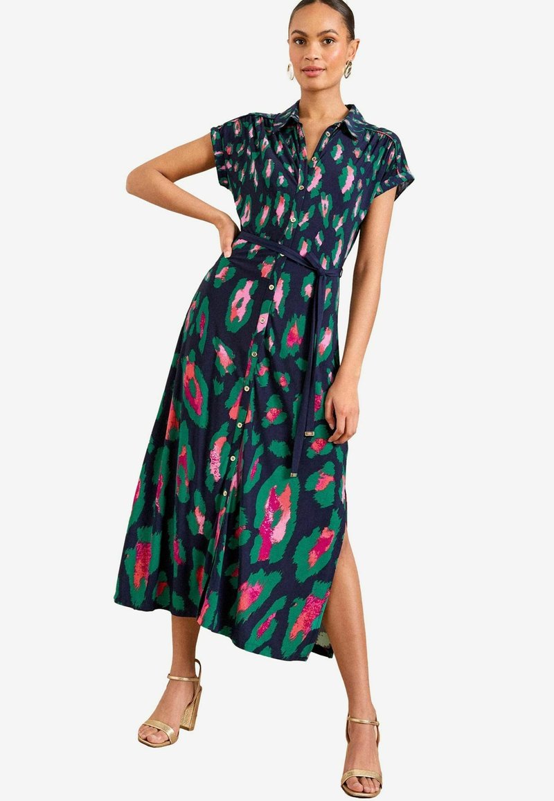 Abito camicia maxi in tessuto blu scuro con motivo leopardato verde e rosa. Maniche corte, bottone anteriore e cintura abbinata.