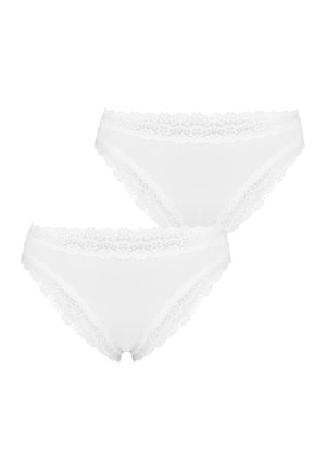 Zwei weiße Damen-Bikini-Unterwäsche mit Spitzenbesatz, überlappend auf weißem Hintergrund dargestellt.