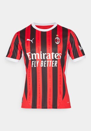 Röd och svartrandig fotbollsjersey med vit krage. Har Puma-logotyp, texten "Emirates Fly Better" och AC Milan klubbemblem på bröstet.