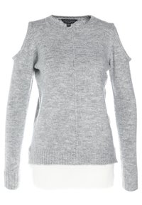 Grijze gebreide trui met uitsnijdingen op de schouders, lange mouwen, ronde hals en geribbelde onderrand. Zachte textuur met een subtiel patroon.