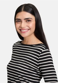 Czarny i biały w paski top z długimi rękawami i okrągłym dekoltem. Materiał wydaje się być miękki i elastyczny, ściśle przylegający do ciała.