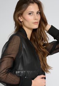 Maze Skinnjacka - black