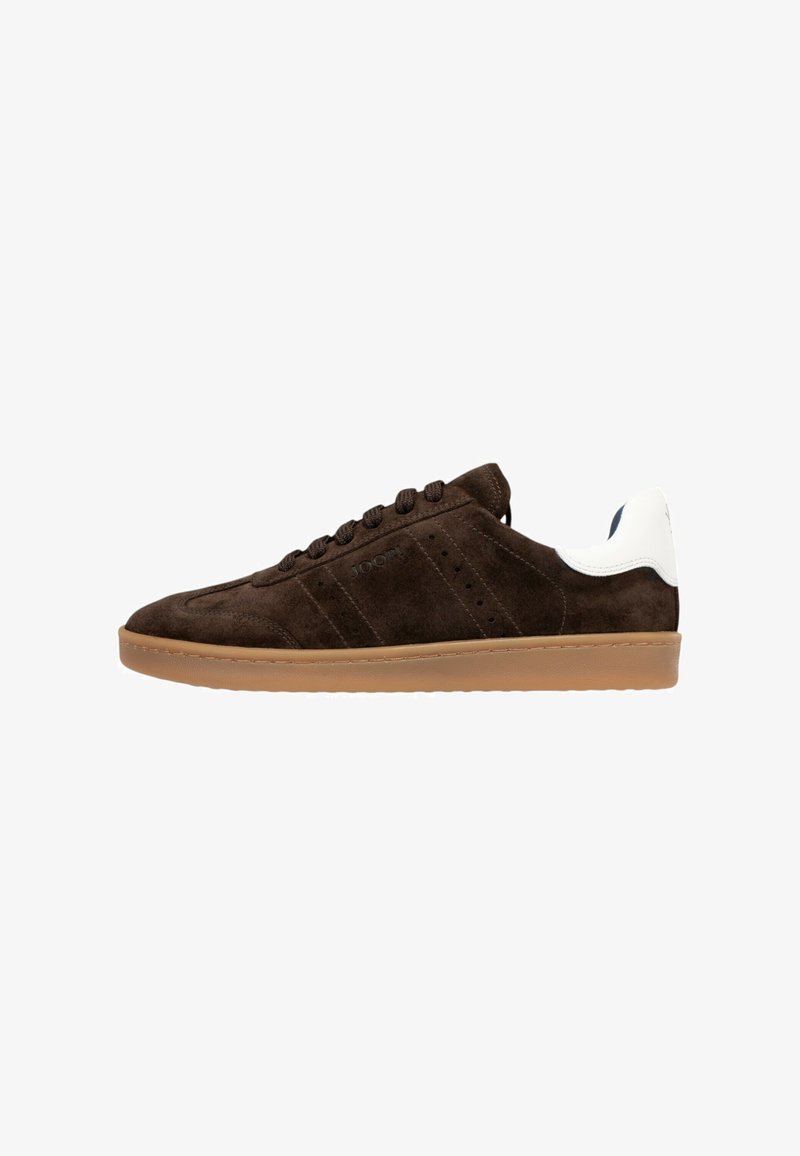 Bruine suède sneakers met een rubberen gumzool, voorzien van een ronde neus, vetersluiting, geperforeerde zijstreep en een witte hielaccent.