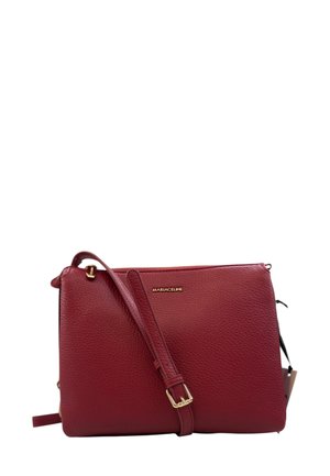 Borsa a tracolla rossa in pelle con superficie texturizzata, hardware dorato, cinturino regolabile e logo impresso sul davanti.