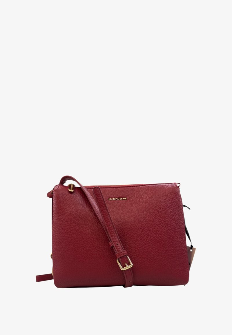 Borsa a tracolla rossa in pelle con superficie texturizzata, hardware dorato, cinturino regolabile e logo impresso sul davanti.