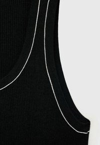 Top negru din material cu striatii, având cusături albe pe margini și la brațe, cu o suprafață texturată. Designul este ajustat și minimalist.