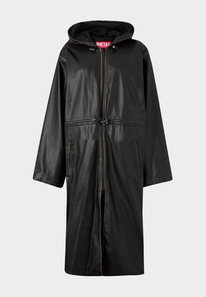 Manteau long noir synthétique avec une capuche, doté d'une fermeture éclair centrale, d'une taille à cordon de serrage et d'accents de couture contrastés. Deux poches latérales.