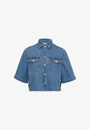 Gekürzte Jeansjacke in Hellblau, mit kurzen Ärmeln, zwei vorderen Taschen und Nietenverzierungen an den Schultern. Silberne Knöpfe und Akzente.