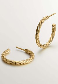 Pendientes de aro retorcidos de oro con un acabado brillante. Presentan una textura suave y un diseño abierto, que exhibe un patrón en espiral.