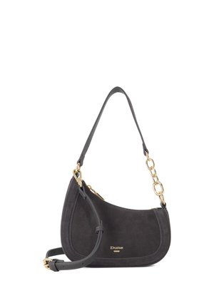 Bolso de mano negro de ante con forma de media luna, con asa corta, detalle de cadena dorada y logo dorado "Dune" en el frente.