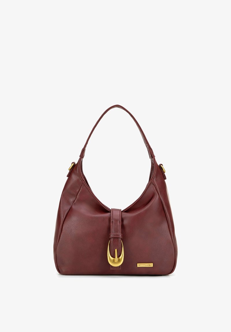 Bolso de mano de cuero marrón oscuro con una sola correa, cierre con hebilla dorada en el frente y una pequeña placa rectangular dorada con la marca.