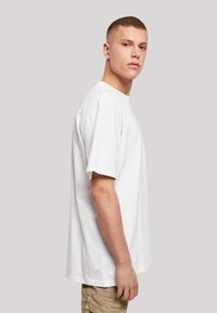 F4NT4STIC HERREN DISNEY MICKEY-MOUSE-KICKIN-RETRO-POCKET WITH HEAVY OVERSI - Print T-shirt - white