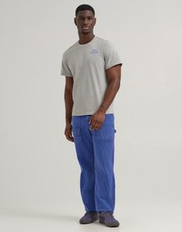 T-shirt grigio a maniche corte con logo blu "Lee Crayola", abbinato a pantaloni cargo in velluto a coste blu con tasche laterali e fit rilassato.