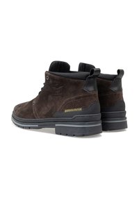 Bottines en suède marron avec accents noirs, bout arrondi, design à lacets, tirettes à l'arrière et semelle en caoutchouc texturée avec détail de couture jaune.