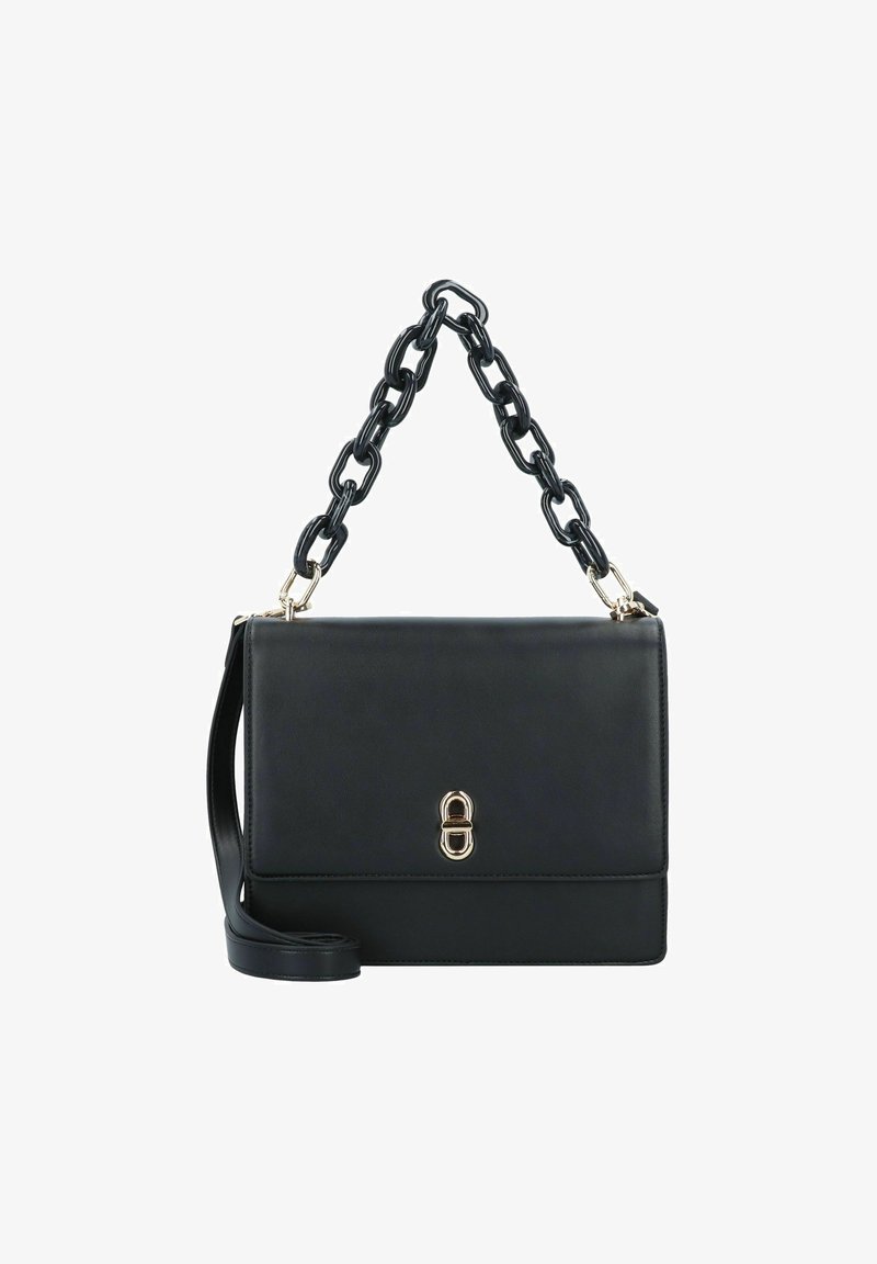 Sac à main en cuir noir avec une texture lisse, équipé d'une anse en chaîne noire chunky et de quincaillerie en ton or. Fermeture à rabat avec un fermoir décoratif.