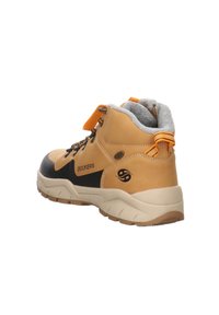 Hnědé a černé turistické boty Dockers s oranžovou poutku, silnou bílou podešví, kovovými oky a šedou fleecovou podšívkou, pohled ze zadní strany.