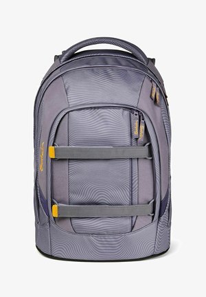 Grauer Rucksack mit einem wellenförmigen Texturmuster, Reißverschlussfächern, zwei vorderen Riemen und kontrastierenden gelben Hardware-Elementen.