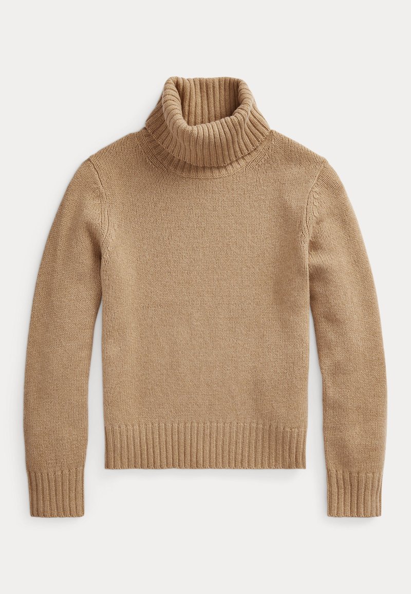 Beige strikket rullekravesweater med lange ærmer og ribstrikkede manchetter og kant, lagt fladt på en hvid baggrund.