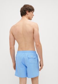 Jasnoniebieskie szorty kąpielowe z elastycznym paskiem, tylną kieszenią i gładką fakturą, zaprojektowane dla wygody i codziennego noszenia.