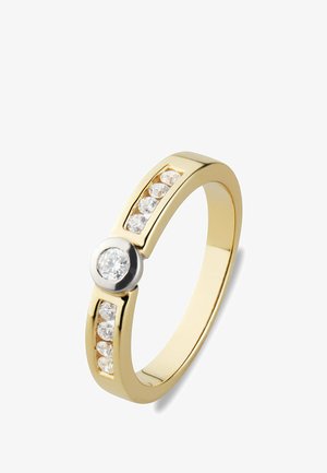 Goldener Ring mit einem zentralen runden Diamanten, eingefasst in Silber, und sechs kleineren Diamanten, die in zwei Reihen entlang des Rings angeordnet sind.