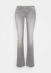 Jeans bootcut grises desgastados de mujer con cierre de botón delantero, cremallera y diseño de cinco bolsillos sobre un fondo liso.