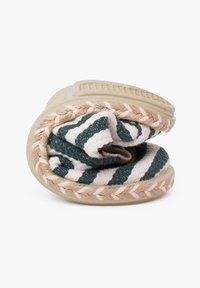Vævet stofslipper i grønne og cremefarvede striber, med en fletet jutesål. Blød tekstur, rund form og fleksibelt design for komfort.