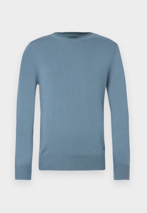 Lyseblå genser laget av glatt strikket stoff med lange ermer, ribbestrikket halslinning og kant. Har et enkelt design uten mønstre.