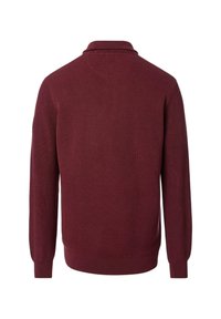 Bordeauxroter Pullover mit langen Ärmeln, gerippten Bündchen und Saum, einem Stehkragen und einem strukturierten Strickmuster. Keine sichtbaren Logos oder Akzente.