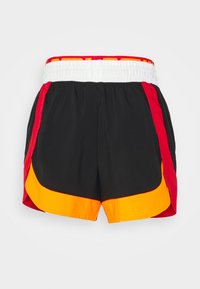 Mustat urheilushortsit, joissa valkoinen joustava vyötärönauha. Punaiset, oranssit ja keltaiset sivupaneelit muodostavat väriblokkikuosin. Kevyt kangas.