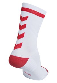 Calcetín atlético blanco con acentos rojos. Presenta un diseño en color sólido, rayas rojas en la parte superior y patrones de chevron rojos a lo largo del costado.